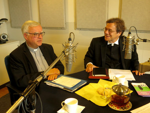 Im Tonstudio des Ev. Rundfunkdienstes gaben Erzbischof Heiner Koch (l.) und Bischof Markus Dröge dem rbb ein Interview zum Modell des konfessionell-kooperativen Religionsunterrichts. Foto: Annette Kaiser.