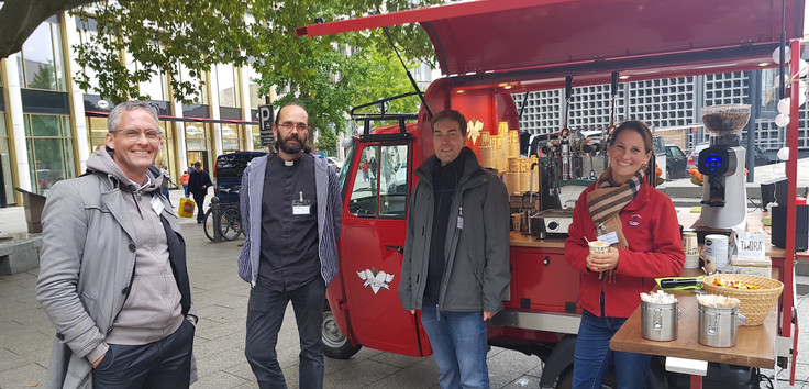Die umgebaute rote „Kaffee-Ape“ steht inzwischen auf dem Helene-Weigel-Platz in Marzahn. Foto: EKBO
