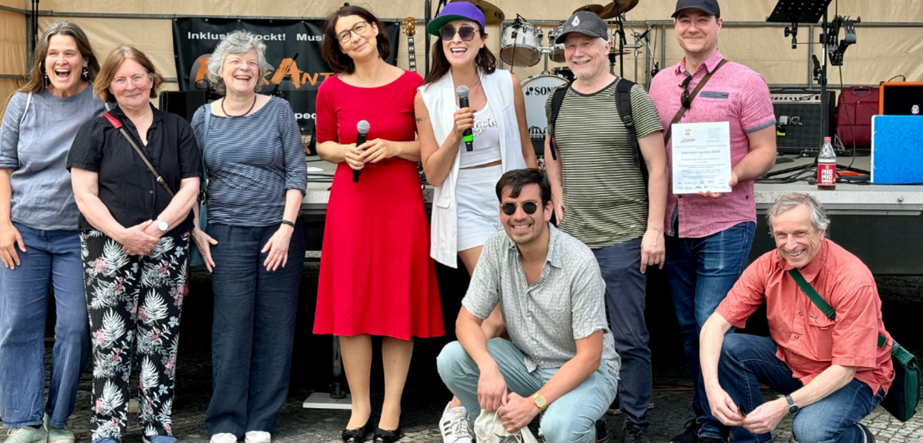 Protesttag Inklusion in der Gropiusstadt 2024. Gruppenfoto: Pröpstin Christina-Maria Bammel mit Teilnehmenden.