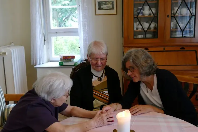 Drei Frauen im Gespräch