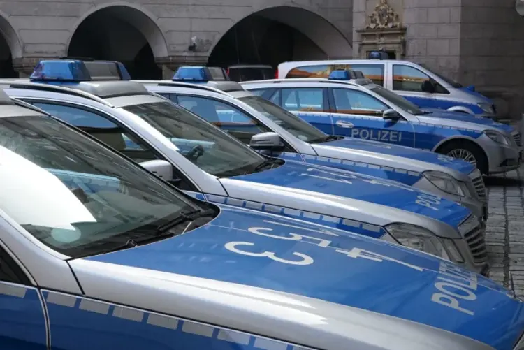 Nebeneinander aufgereihte Polizeiautos.