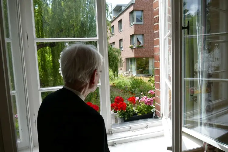 Frau schaut aus dem Fenster