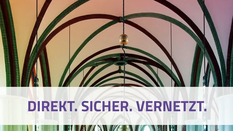Die Decke einer Kirche und im Vordergrund der Slogan ,,Direkt, Sicher, Vernetzt''.