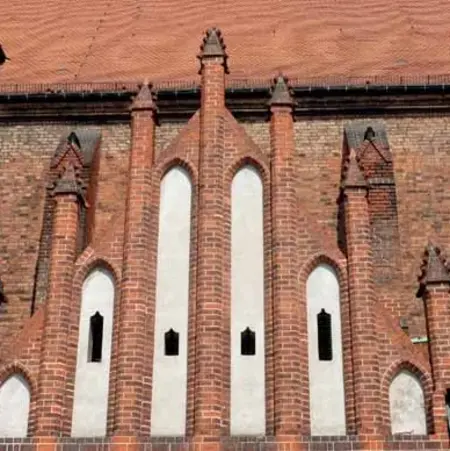 Die Seite eines Kirchengebäudes aus Backstein.