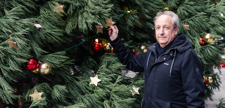 Bischof Christian Stäblein an einem "Hoffnungsbaum" der Weihnachtskampagne "Weil wir Hoffnung brauchen". Foto: Matthias Kauffmann