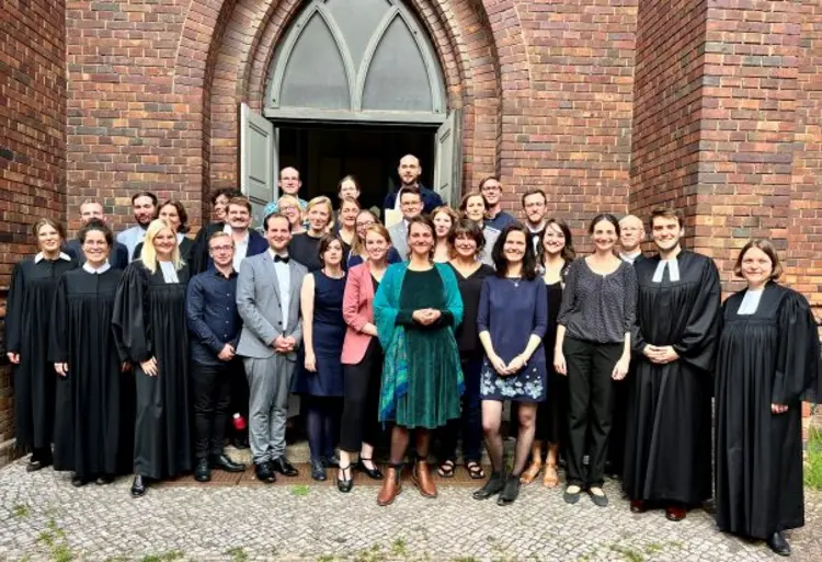 Der Vikariatsjahrgang von 2022-2024 mit Begleitenden vor einer Kirche.