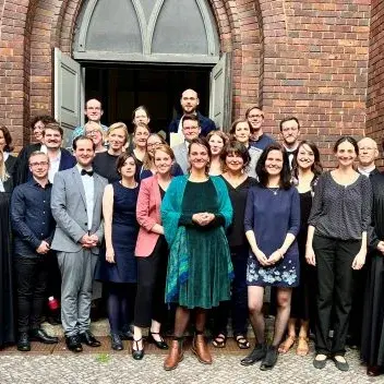 Der Vikariatsjahrgang von 2022-2024 mit Begleitenden vor einer Kirche.
