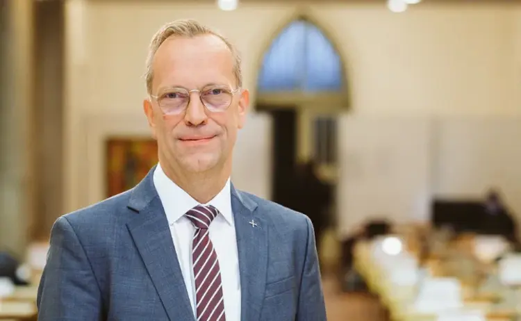 Portrait von Harald Geywitz in einem grauen Anzug.