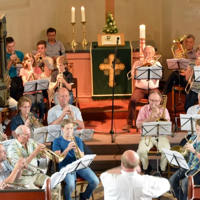 ein Posaunenchor spielt in einer Kirche