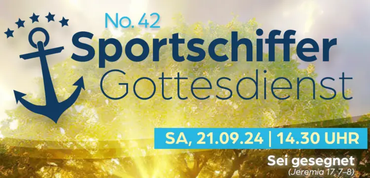Aufschrift ,,Sportschiffer Gottesdienst'', daneben ein Anker und im Hintergrund ein Baum.