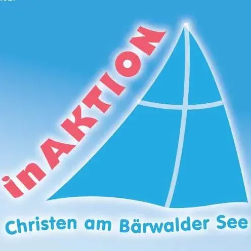 Blaues Werbebild mit einem Segel in der Mitte, auf dem ein Kreuz abgebildet ist. Darüber in rot die Aufschrift ,,in Aktion'' und darunter in Blau ,,Christen am Bärwalder See''.