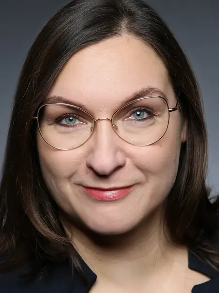Portrait von Janina Jahrbeck, Referentin für Prävention und Aufarbeitung.