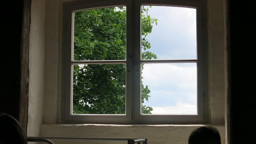 Pilgerstätte Barsikow, Foto: EKBO; Zu sehen ist ein Fenster, dahinter ein Baum mit Himmel