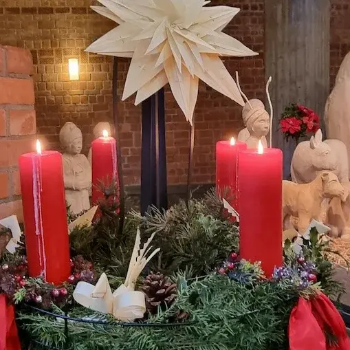 Adventskranz mit vier brennenden in der Christuskirche Vilbel