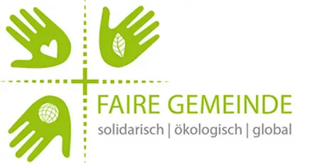 Grünes Logo mit drei Händen, einem Kreuz in der Mitte und der Schrift ,,Faire Gemeinde. Solidarisch, ökologisch, global''.
