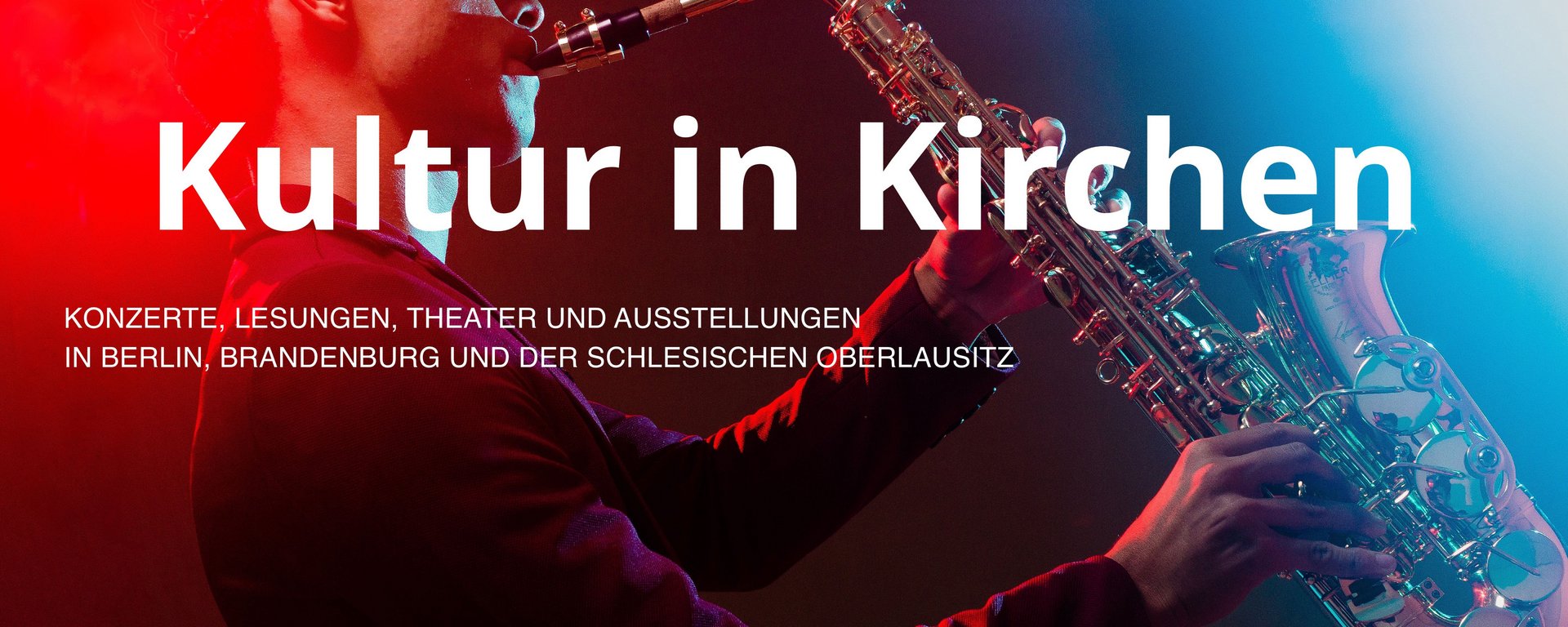 Rot-blaue Abbildung von einem Saxophon-Spieler mit der Aufschrift ,,Kultur in Kirchen''.