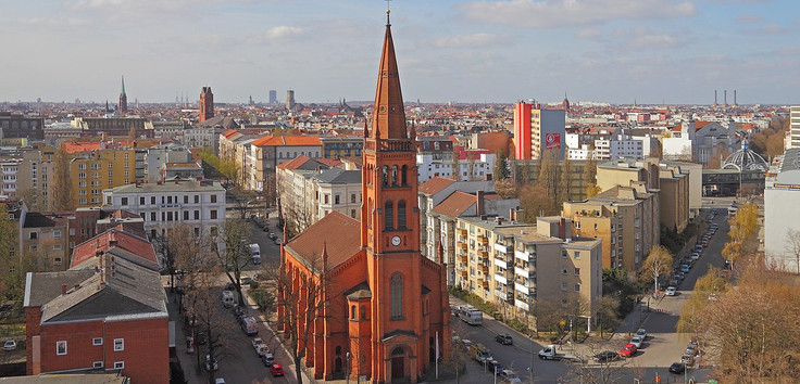 Die 12-Apostel-Kirche in Berlin-Schöneberg lädt am Sonntag zu einem Vortrag ein. Foto: Wikimedia
