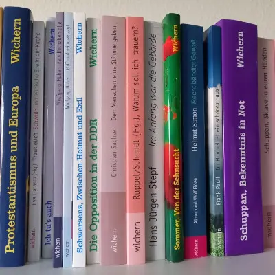 Bücher des Wichern-Verlags in einem Bücherregal.