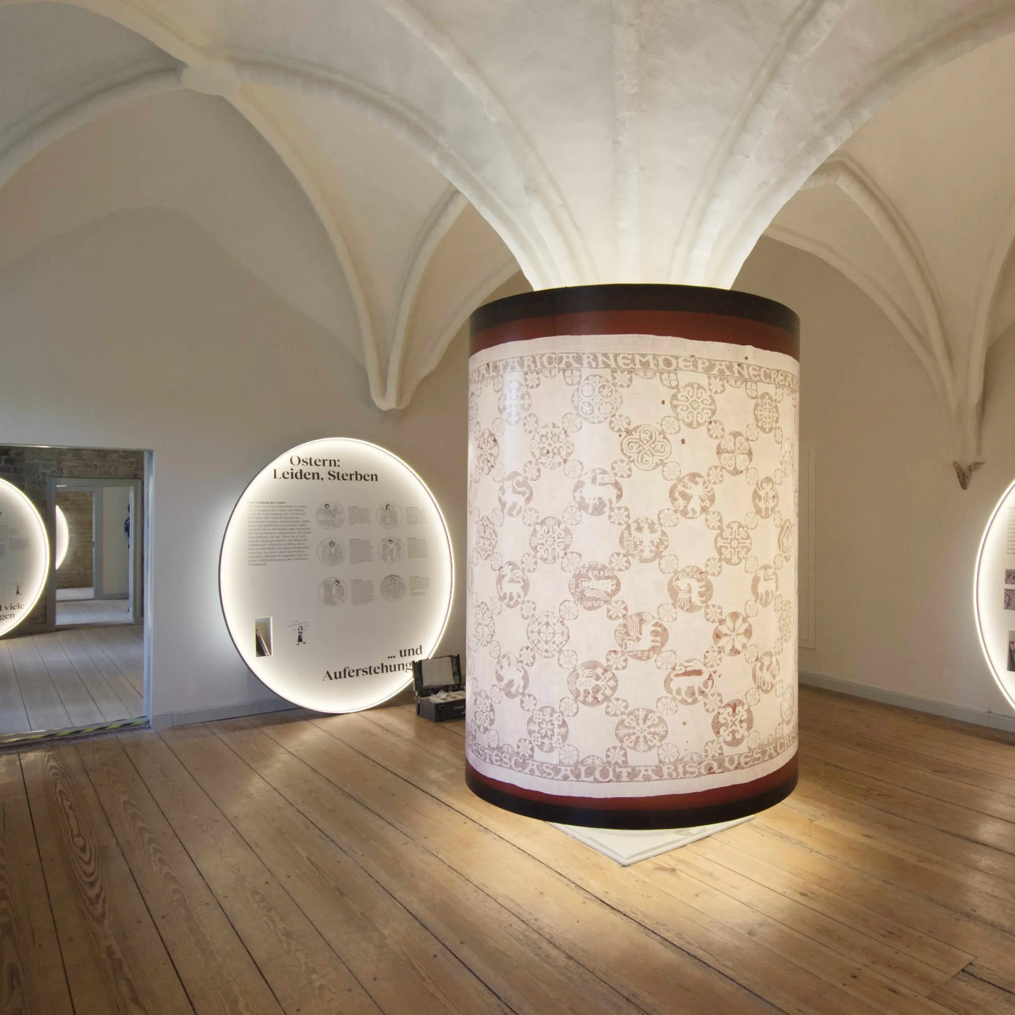 Ein Museumsraum mit gewölbter Decke und heller Beleuchtung.