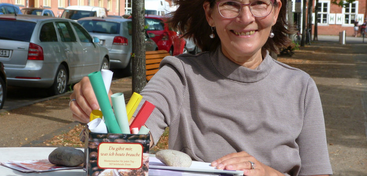 Auch Superintendentin Angelika Zädow ist samstags am Bassinplatz anzutreffen, im Gespräch mit den Potsdamern. Fotos: Ev. Kirche in Potsdam