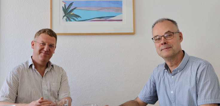 Der jüdische Kantor Assaf Levitin im Gespräch mit Andreas Goetze (rechts). Foto: Manuela Schneider / EKBO
