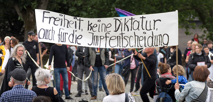 In Saarbrücken versammelten sich am 9. Mai 2020 rund 350 Menschen um gegen die Maßnahmen zur Einschränkung der Corona-Pandemie zu protestieren. Foto: Kai Schwerdt / flickr