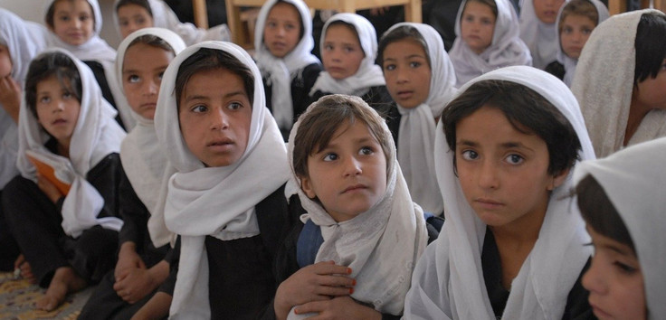 Mädchen mit Kopftuch in einer Schule in Afghanistan