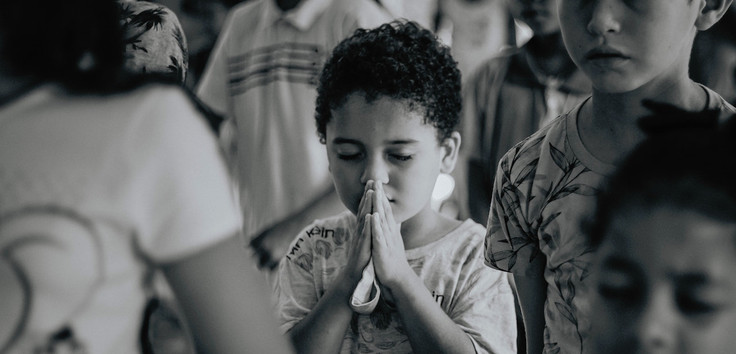 Kinder beim Gebet. Foto: Carlos Magno / Unsplash