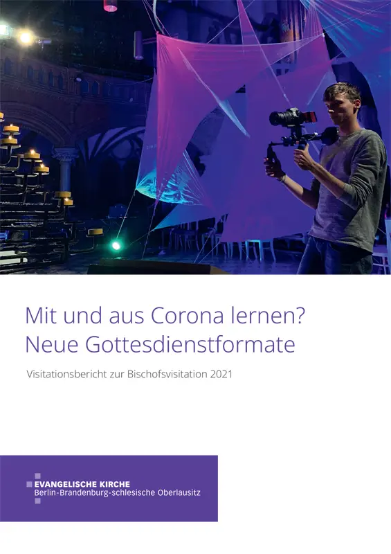 Ein Mann steht in einer violett beleuchteten Kirche und hält eine Kamera in den Raum. Darunter die Aufschrift ,,Mit und aus Corona lernen? Neue Gottesdienstformate''.