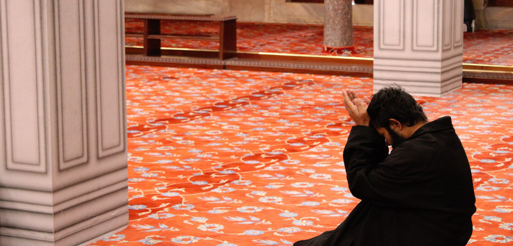 Ein gläubiger Moslem beim Gebet. Foto: Rachid Oucharia / Unsplash