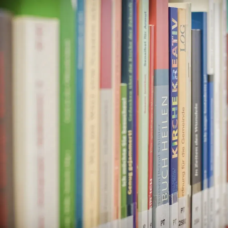 Bücher in einer Bibliothek