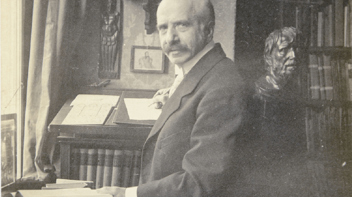 Historisches Bild von Max Friedländer in seinem Arbeitszimmer vor einem Bücherregal am Stehpult