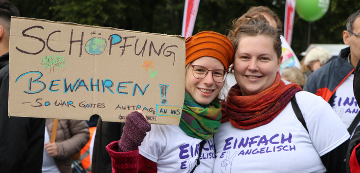 Teilnehmerinnen der Klimademo in Berlin. Foto: EKBO, Manuela Schneider