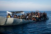 Zwei überfüllte Schlauchbote im Meer, in denen Geflüchtete Menschen sitzen. Beide am sinken.
