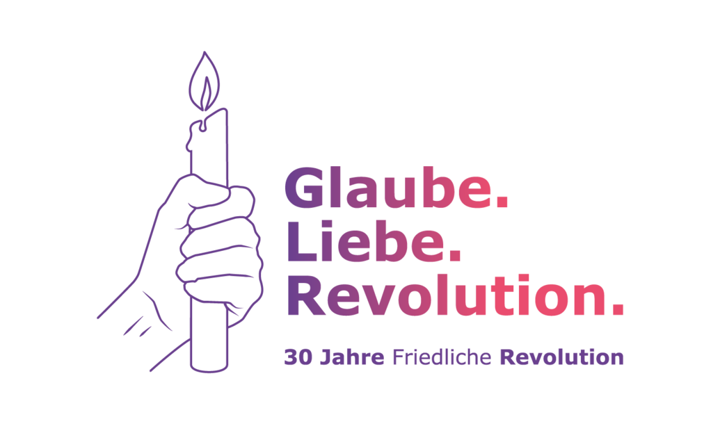 30 Jahre Friedliche Revolution, Logomotiv "Glaube-Liebe-Hoffnung". Zu sehen ist eine gezeichnete Hand mit Kerze und der Slogan, Quelle. EKBO