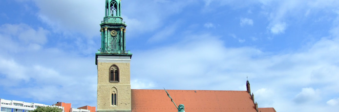 "Wir bieten daher gerne an, dass in geeigneten Fällen Räumlichkeiten unserer Gemeinden mitgenutzt werden können", so Koch und Stäblein. Hier: Die St. Marienkirche in Berlin-Mitte, Predigtstätte des Bischofs. Foto: Wikimedia