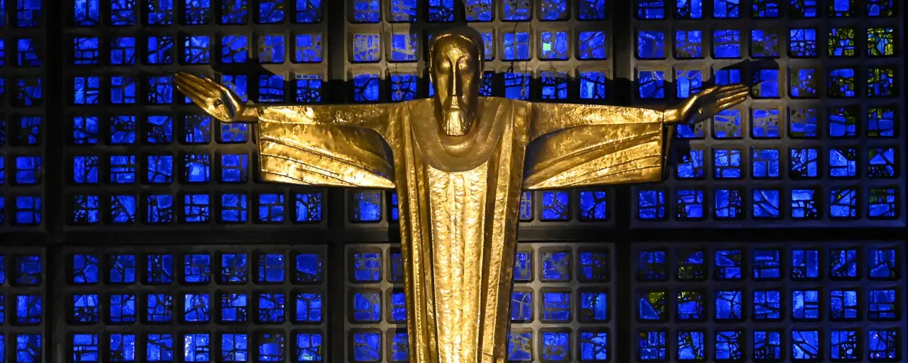 Eine goldene Christusdarstellung hängt in der Kaiser-Wilhelm-Gedächtniskirche.