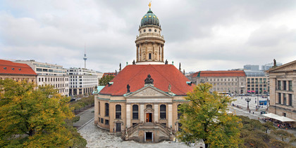 Man sieht die Frontseite der Berliner Friedrichstadtkirche