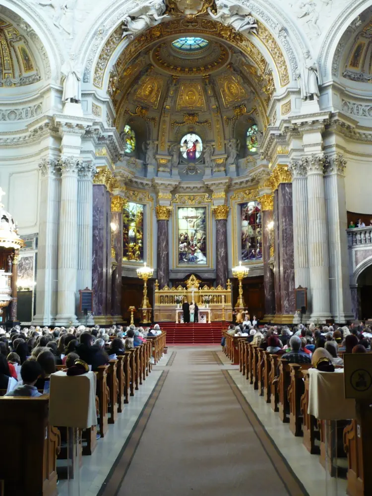 Besuchter Gottesdienst im Berliner Dom.