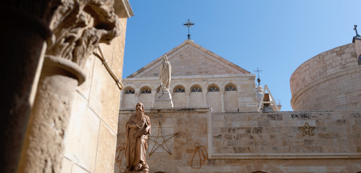 In Jerusalem deuten zahlreiche Kreuze auf die christlichen Kirchen und den christlichen Glauben hin. Foto: Beatriz Ostos Charro / Unsplash