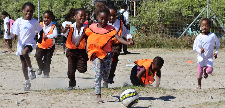 Kinder von Themba Labantu, die im Sommer 2018 begeistert Fußball spielen. Foto: Themba Labantu, Margarete Doppler
