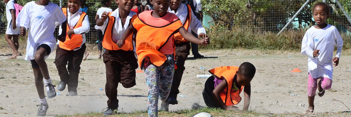 Kinder von Themba Labantu, die im Sommer 2018 begeistert Fußball spielen. Foto: Themba Labantu, Margarete Doppler