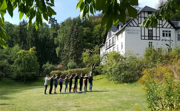 Gruppe im Garten der Malche