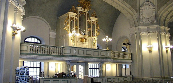 Innenraum der Französischen Friedrichstadtkirche in Weitwinkelaufnahme mit Orgel und bestuhltem Kirchraum