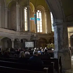 Zionskirche von innen bei einem Gottesdienst.