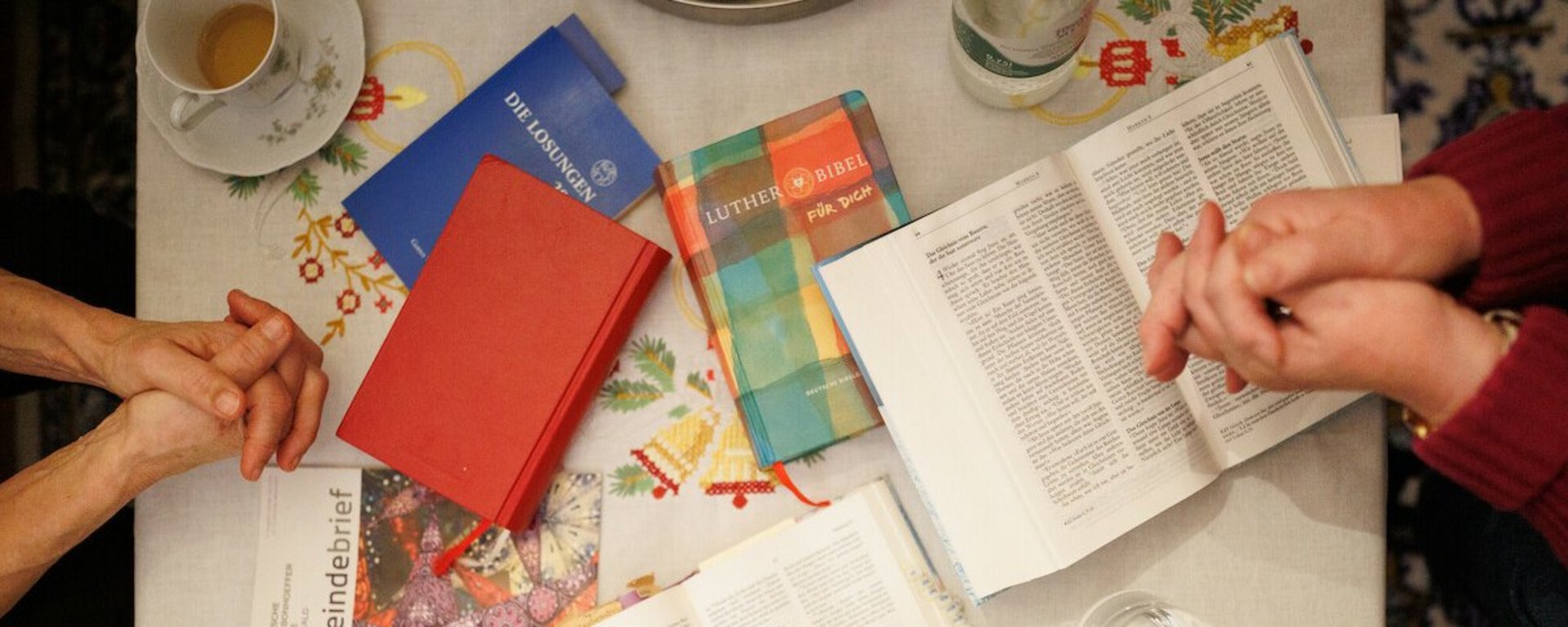Mitglieder eines Hauskreises treffen sich, um sich über ihren Glauben und die Bibel auszutauschen.
