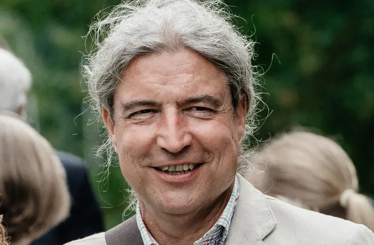 Generalsuperintendent Carsten Bolz lächelt in die Kamera.