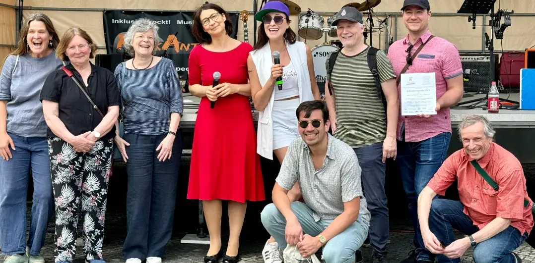 Protesttag Inklusion in der Gropiusstadt 2024. Gruppenfoto: Pröpstin Christina-Maria Bammel mit Teilnehmenden.