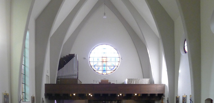 Die Orgelempore der St. Joseph Kirche in Berlin Siemensstadt. Foto: Bodo Kubrak / Wikimedia