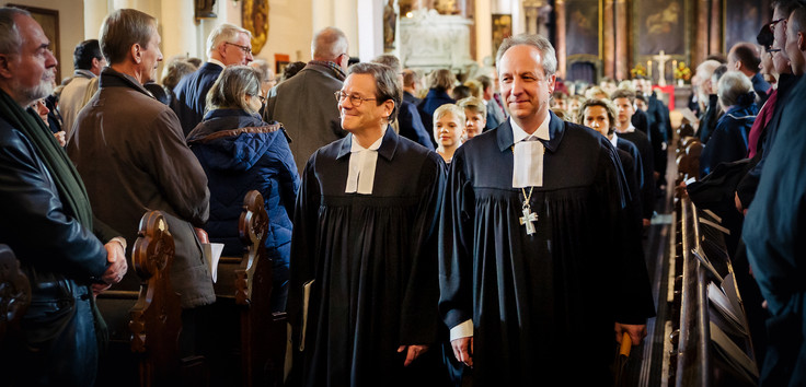 Der neue Bischof Christian Stäblein (rechts) und der "alte" Bischof Markus Dröge beim Bischofswechsel in der Marienkirche. Foto: Matthias Kauffmann